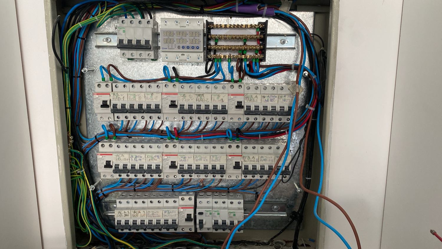 Cableado en curso, circuito por circuito
