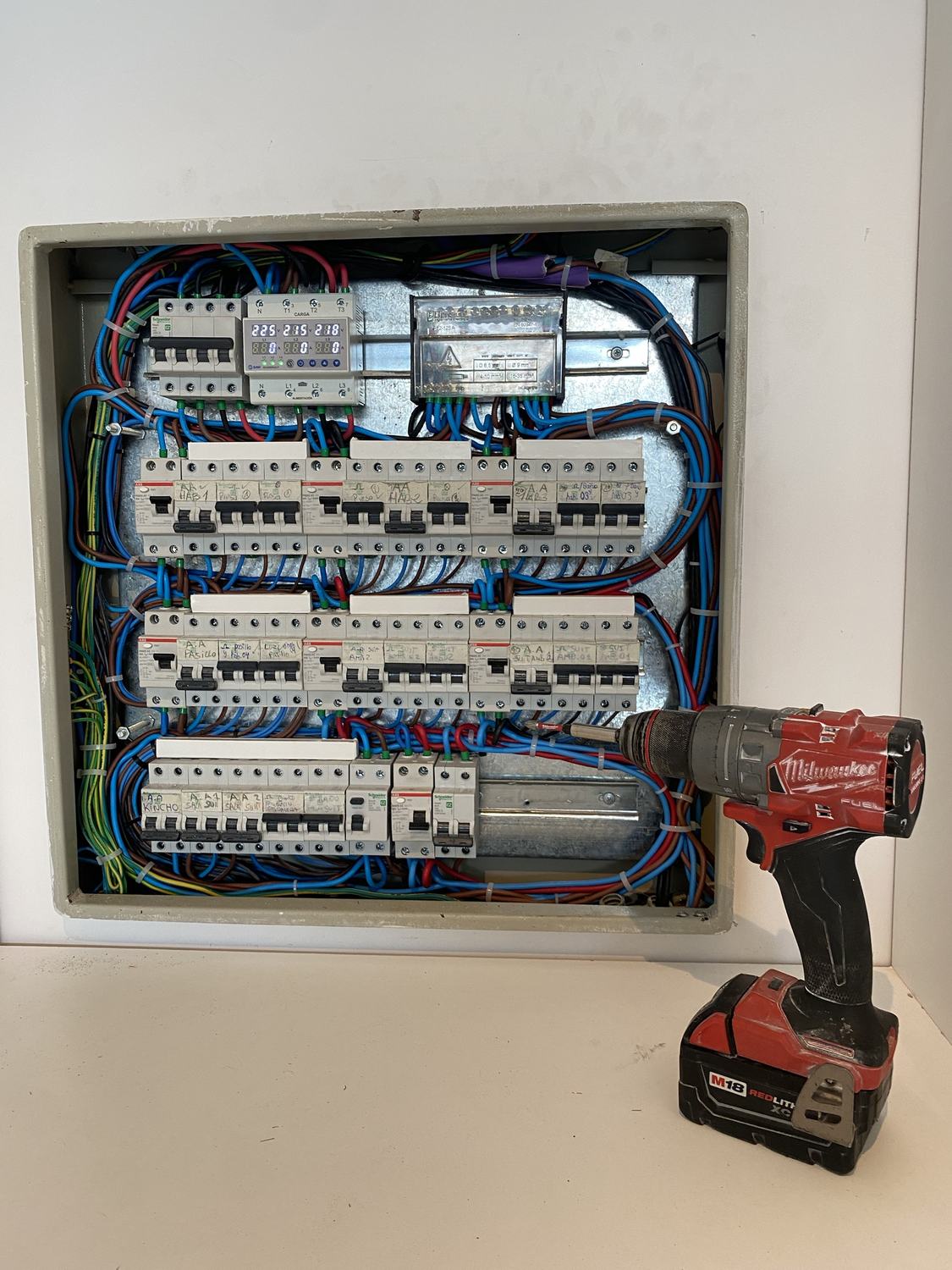 Tablero energizado con medición