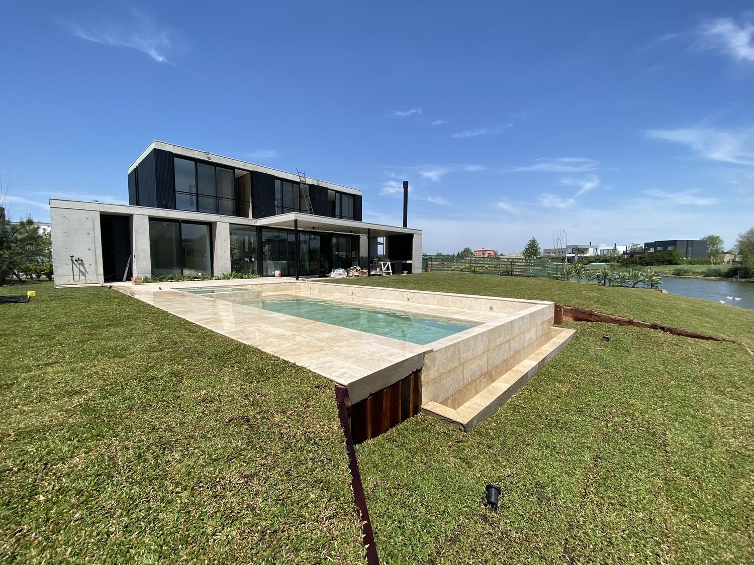 Pileta de travertino frente al lago