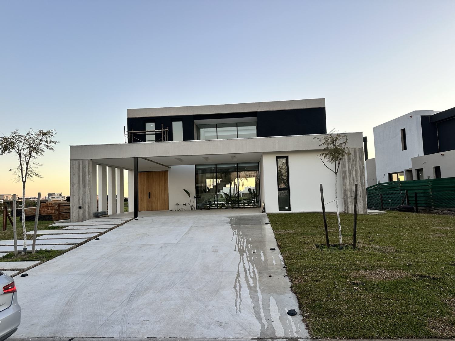 Frente con acceso y cochera