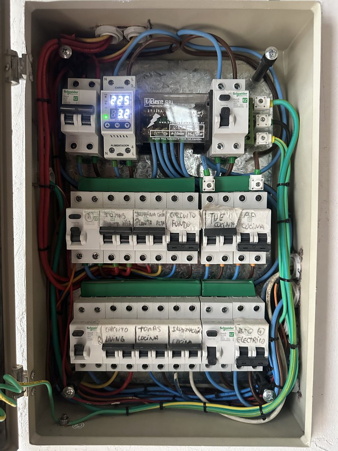 Tablero de departamento con protector de tensión