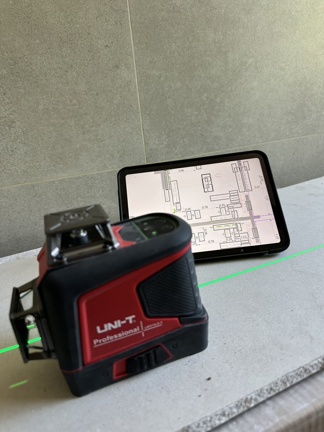 Replanteo con nivel láser sobre el plano eléctrico