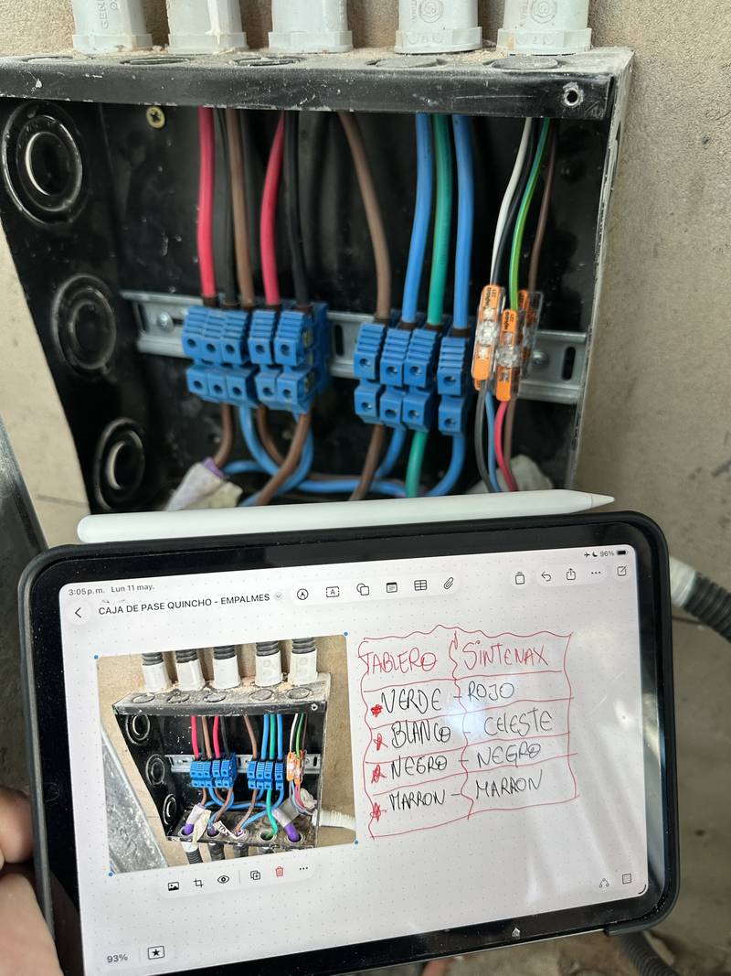 Caja de pase con empalmes documentados