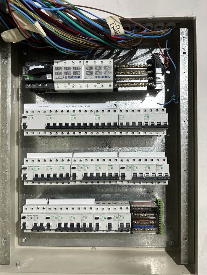 Placa instalada en el gabinete