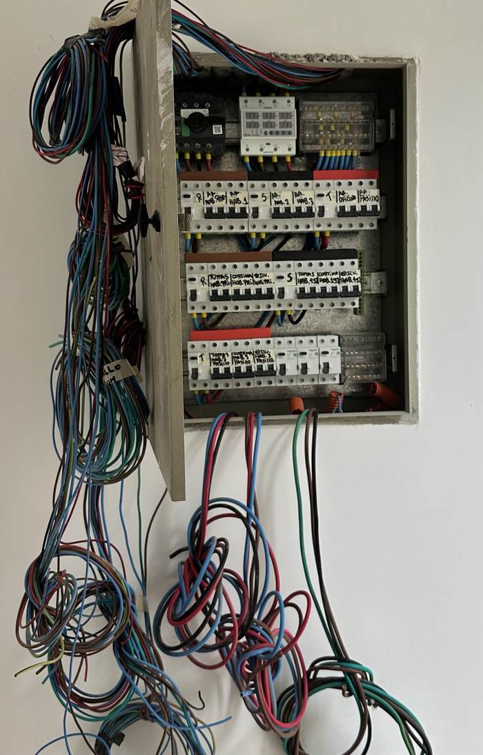 Tablero instalado con los cables listos para conectar