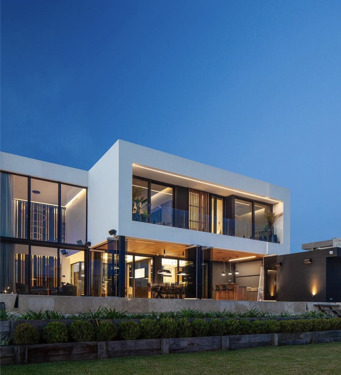 Vivienda con iluminación lineal al atardecer