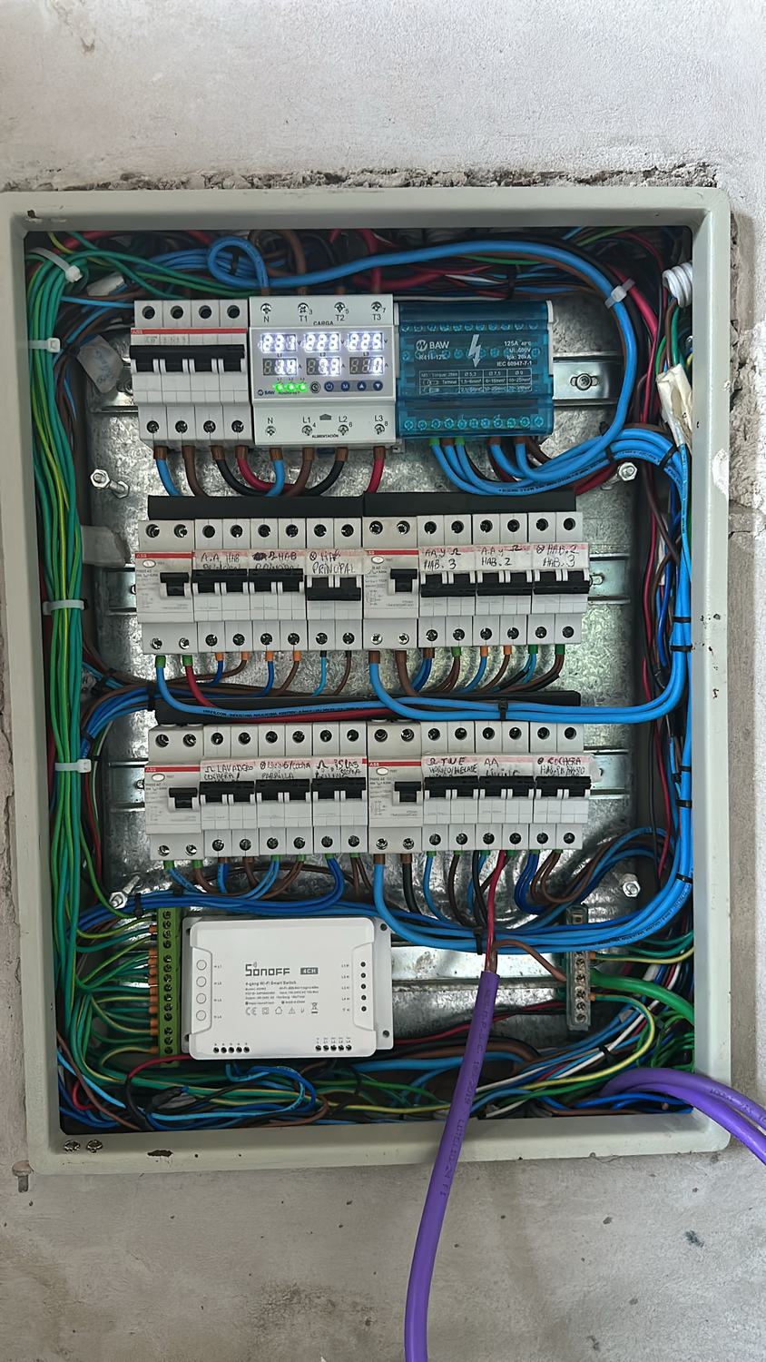 Tablero con módulo Sonoff de cuatro canales