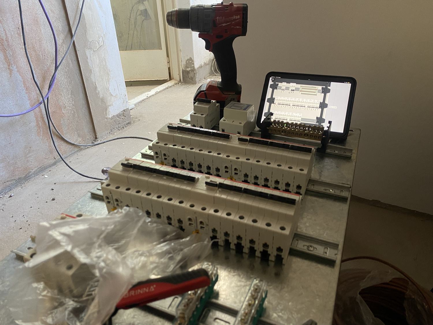 Armado de la placa siguiendo el plano en la tablet