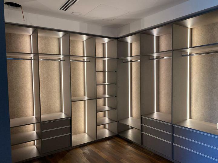 Vestidor con iluminación lineal en cada módulo